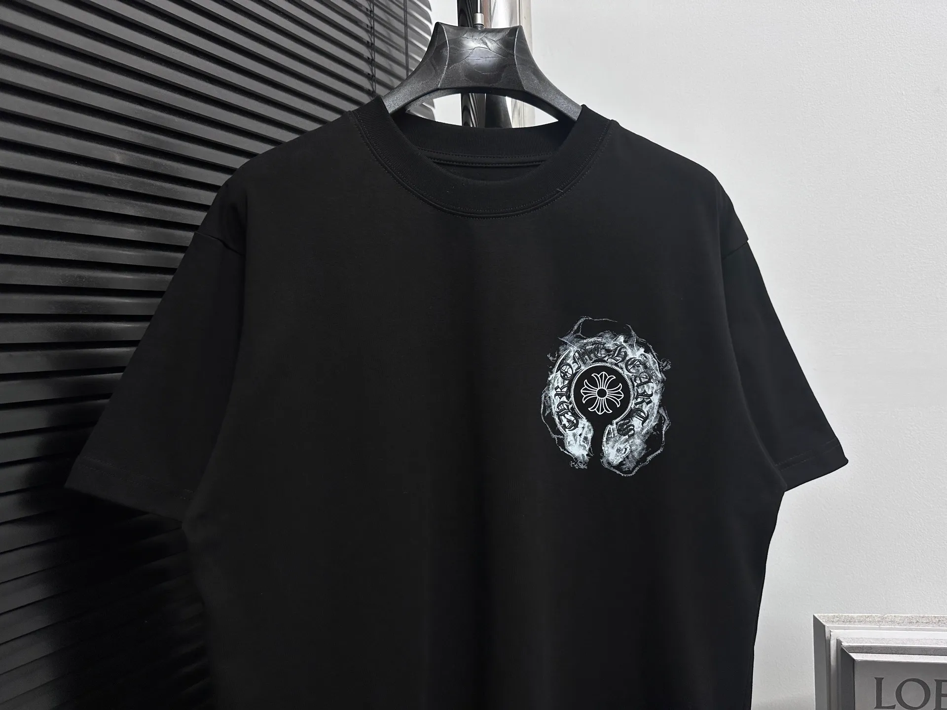 🅿️180 [ChromeHearts] ChromeHearts 24ss horseshoe pulped round neck T-shirt. Original fabric. Official same style. Short-sleeved T-shirt. Customized 260g same vat dyed fabric. Very comfortable to touch. Latest brick cabinet synchronization for spring and summer. Fashionable and personalized. Super versatile and good-looking. Very suitable for both men and women. Must-have style. Tag. Collar label. Washed wheat. Three labels complete. Color: black white. Size: XS-L.